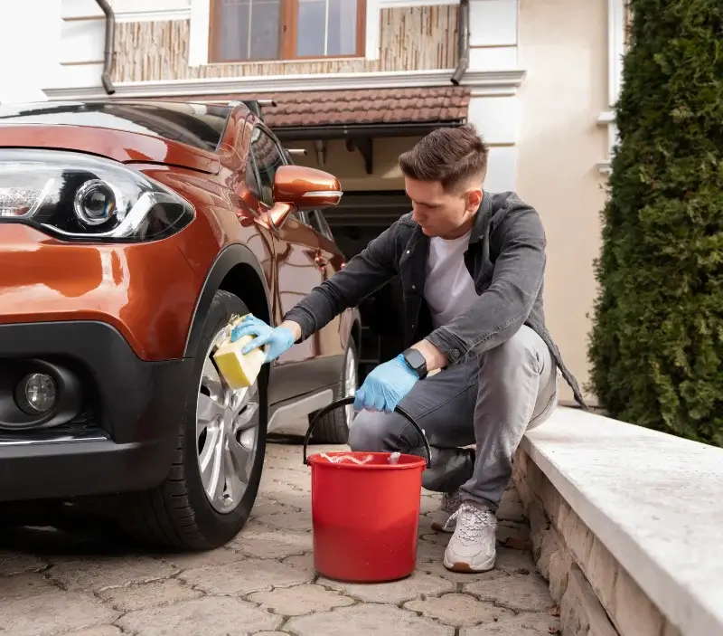 Lavage auto à domicile Le Chillou : professionnel intervenant sur un véhicule